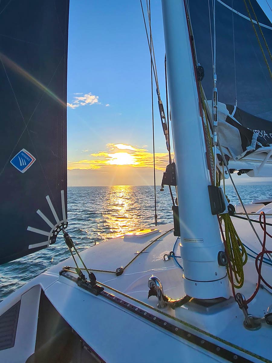 discovery-5X-sonnenuntergang-900x1200px-lemax-sailing